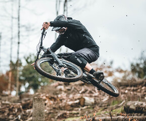 Mountain Bike fahren im Herbst (super close up)