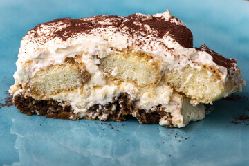 frisches Tiramisu auf einem blauen Teller