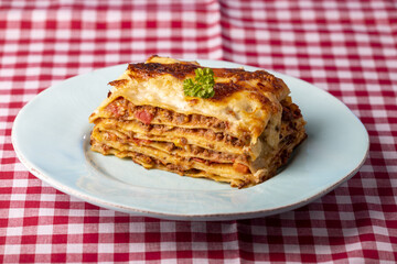 Portion frischer Lasagne auf einem Teller