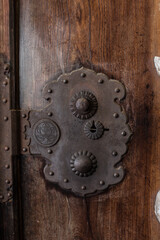 日本の木の扉と、古い錆びた鍵穴