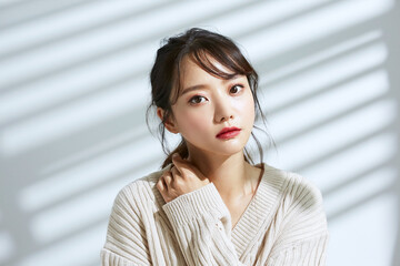 光と影の背景の若い女性のビューティーポートレート