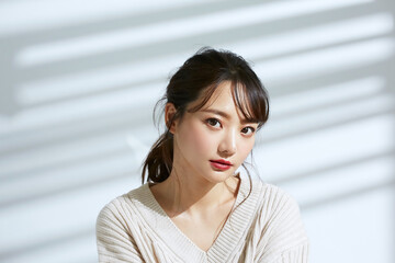 光と影の背景の若い女性のビューティーポートレート