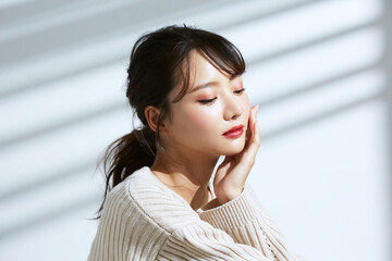 光と影の背景の若い女性のビューティーポートレート