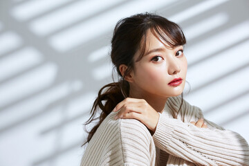 光と影の背景の若い女性のビューティーポートレート