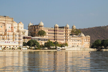 Obraz premium City palace, Udaipur, on a sunny day