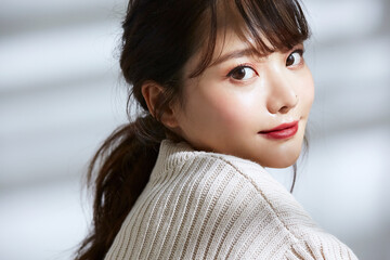 光と影の背景の若い女性のビューティーポートレート