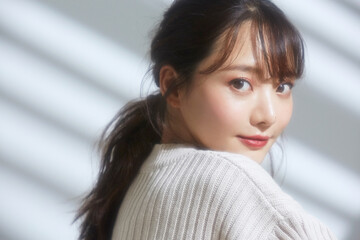 若い女性のソフトフォーカスのビューティーポートレート