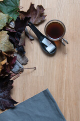 taza de café con hojas de otoño
