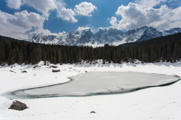 Fototapeta na wymiar frozen lake of carezza, Italian alps
