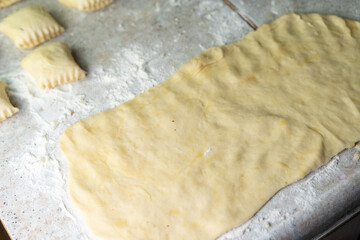 The dough pieces are on flour