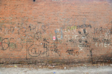 Old brick wall with graffiti © Андрей Апанасенко