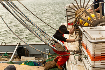 Marinero trabajando en barco pesquero