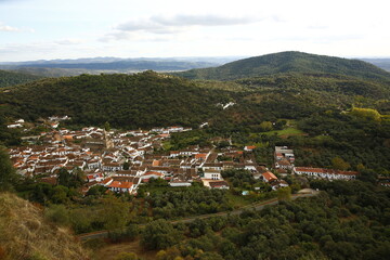 Fototapeta na wymiar Vista aérea del pueblo de Alájar, Huelva.