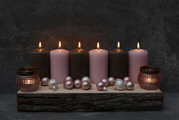  Kerzen mit Weihnachtsschmuck