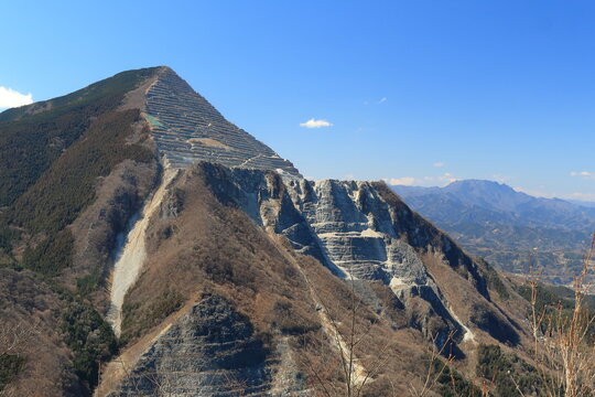 武甲山と青空 (武川岳～二子山登山コースからの眺望)