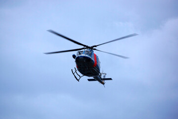Fototapeta na wymiar 空撮するヘリコプター