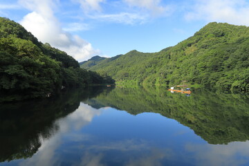 Fototapeta na wymiar 青空と間瀬湖(埼玉県)と釣り人