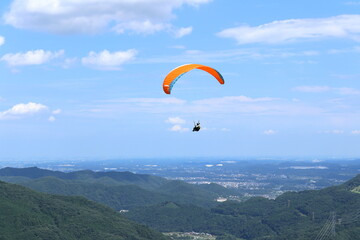 青空を舞うパラグライダー 