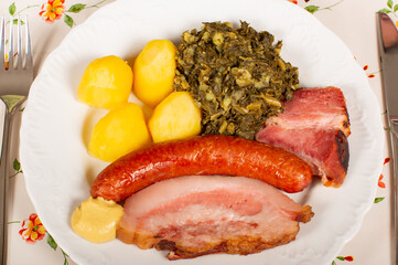 Grünkohl mit Kochwurst, Kassler und Speck dazu Kartoffeln und Senf