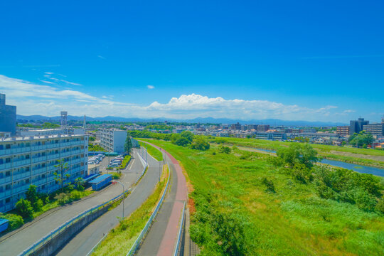 日野市の街並みと青空