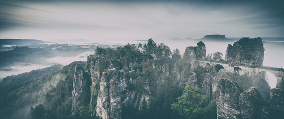 Ausblick auf die Basteibrücke und den Lilienstein mit Morgennebel im Elbtal, Nationalpark Sächsische Schweiz, Deutschland © AVTG