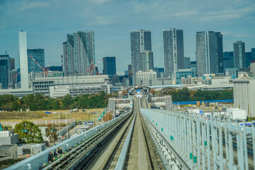 ゆりかもめの線路と東京の街並み