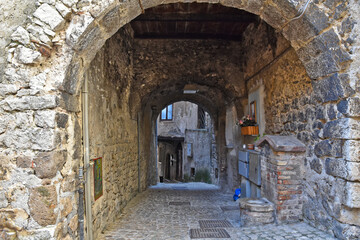 Obraz premium A small road crosses the old buildings of Prossedi, a medieval village in the Lazio region, Italy.