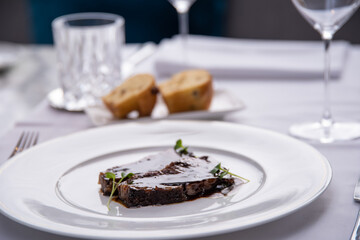 Beefsteak specialty prepared in olive oil with mashed potatoes