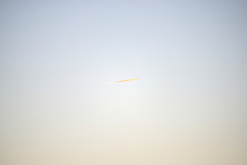 夜明けの飛行機雲