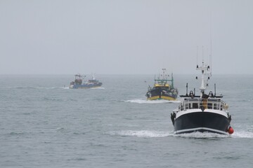 chalutiers rentrant de pêche au Guilvinec en Bretagne
