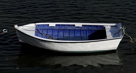 Naklejka premium petit canot breton amarré dans le port