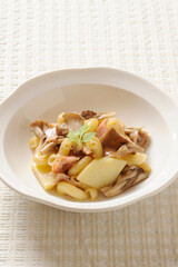 まいたけとマカロニのチーズ炒め