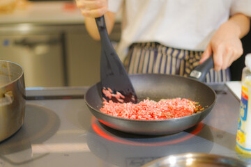 挽き肉を使った料理風景