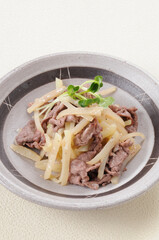 牛肉とじゃがいもの塩炒め