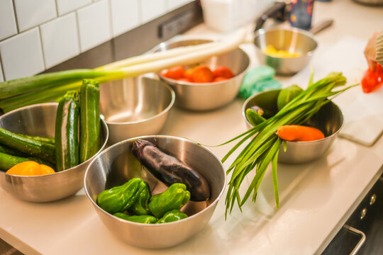 キッチンに置かれた野菜のイメージ
