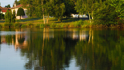 Obraz premium Ambiance romantique et couleurs chaleureuses pendant le coucher du soleil, dans un village du Sud-Ouest de la France