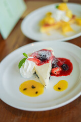 ラズベリーがのったチーズケーキ