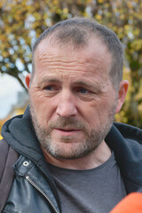 Portrait gros plan d'un homme