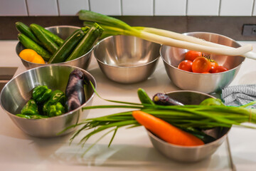 キッチンに置かれた野菜のイメージ