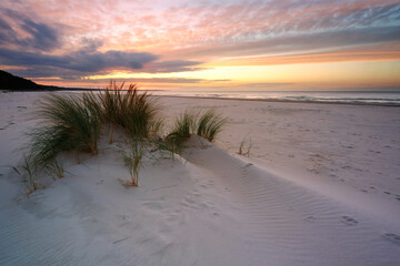 Zachód słońca nad Bałtykiem, plaża, biały piasek, wydma, morze,Kołobrzeg,Polska.