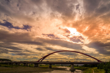Fototapeta na wymiar 多摩大橋と夕暮れの空