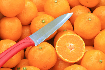 Sliced ​​oranges at the market.