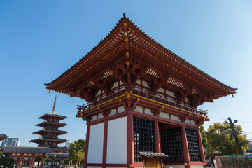 Obraz premium 四天王寺極楽門と五重塔