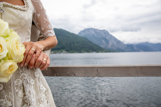 Brautpaar H&auml;nde mit Ehering, Ring, Hochzeit, Liebe, Trauung
