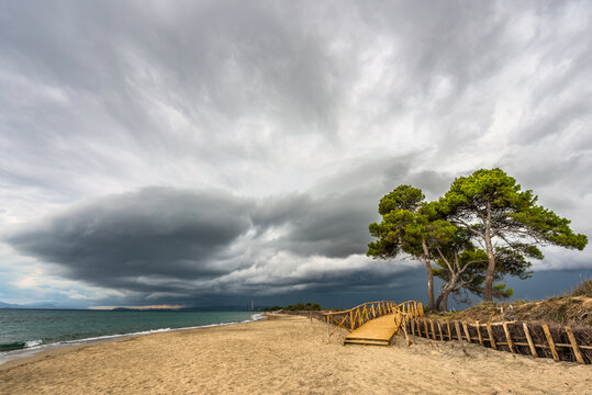 Düsterer Himmel am leeren Strand von Follonica in der Toskana, Italien