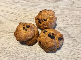 木目のテーブルに置かれたチョコチップスコーン