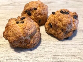 木目のテーブルに置かれたチョコチップスコーン