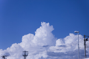 青空と夏の雲と鉄塔