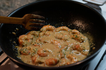 Cocción de  langostinos a la provenzal con crema