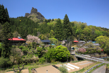 高岩山と家々